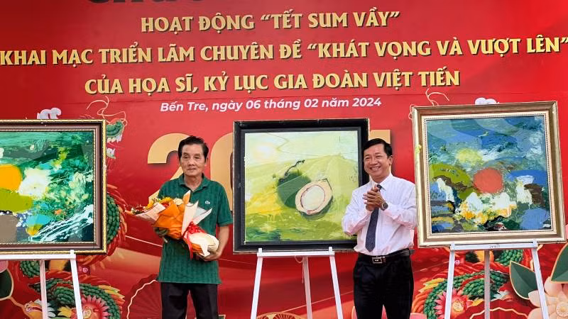 Lãnh đạo Sở Văn hóa, Thể thao và Du lịch tỉnh Bến Tre tặng hoa cảm ơn họa sĩ Đoàn Việt Tiến.