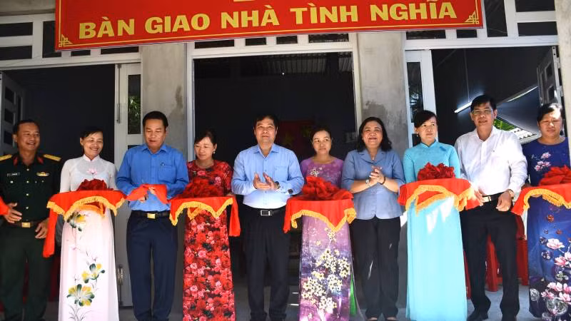 Lãnh đạo Ban Tuyên giáo Trung ương và Tỉnh ủy Bến Tre bàn giao nhà tình nghĩa cho gia đình chính sách.