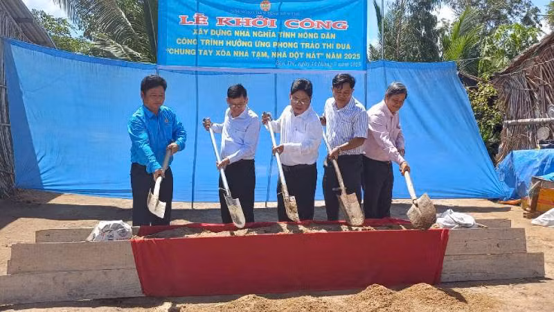 Lãnh đạo Hội nông dân cùng chính quyền địa phương thực hiện nghi thức động thổ khởi công xây dựng nhà nghĩa tình nông dân. (Ảnh: HOÀNG TRUNG)