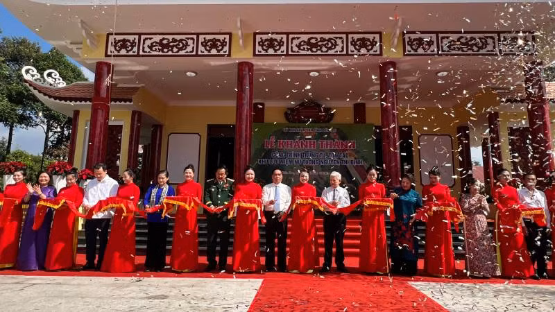 Các vị lãnh đạo tham dự buổi Lễ thực hiện nghi thức cắt băng khánh thành công trình. (Ảnh: HOÀNG TRUNG)