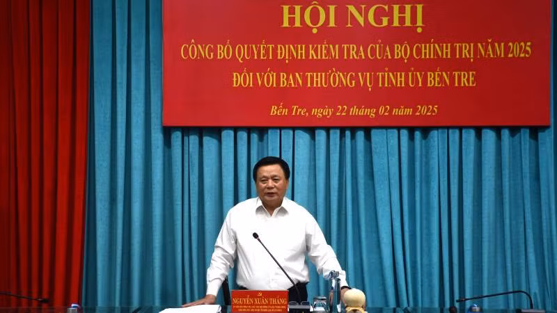 Đồng chí Nguyễn Xuân Thắng phát biểu tại Hội nghị công bố quyết định kiểm tra của Bộ Chính trị đối với Ban Thường vụ Tỉnh ủy Bến Tre. (Ảnh: HOÀNG TRUNG)
