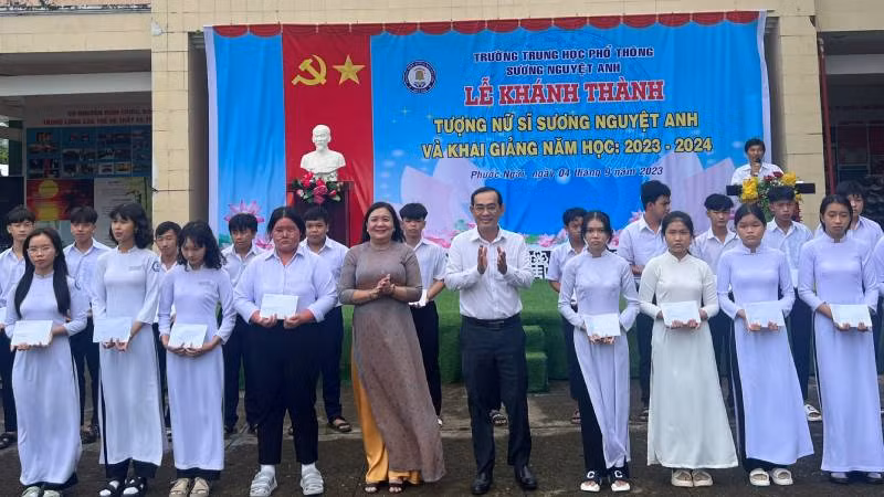 Trao học bổng cho học sinh nghèo, hiếu học nhân dịp khai giảng năm học mới.