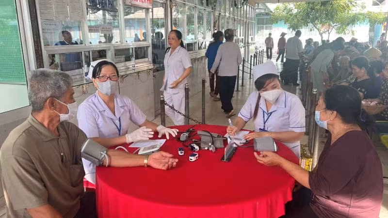 Tổ chức khám, tư vấn sức khỏe miễn phí cho gia đình chính sách, người nghèo tại huyện Giồng Trôm. (Ảnh: HOÀNG TRUNG) Tổ chức khám, tư vấn sức khỏe miễn phí cho gia đình chính sách, người nghèo tại huyện Giồng Trôm. (Ảnh: HOÀNG TRUNG)