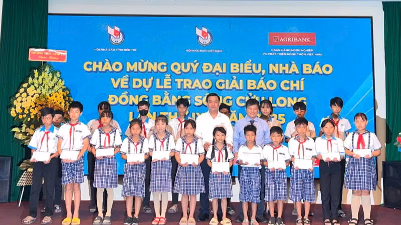 Đại diện Báo Người lao động trao học bổng cho các học sinh có hoàn cảnh khó khăn. (Ảnh: HOÀNG TRUNG) Đại diện Báo Người lao động trao học bổng cho các học sinh có hoàn cảnh khó khăn. (Ảnh: HOÀNG TRUNG)