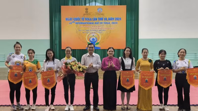 Ban Tổ chức trao cờ lưu niệm cho các đơn vị tham gia Ngày Quốc tế Yoga năm 2024