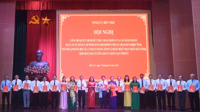 Lãnh đạo tỉnh Bến Tre trao Quyết định chỉ định Ban Chấp hành Đảng bộ các cơ quan Đảng tỉnh Bến Tre. (Ảnh: HOÀNG TRUNG)
