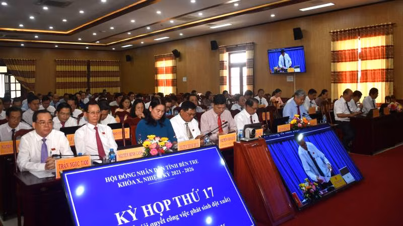 Đại biểu Hội đồng nhân dân tỉnh Bến Tre thông qua 15 Nghị quyết phát triển kinh tế-xã hội. (Ảnh: HOÀNG TRUNG) Đại biểu Hội đồng nhân dân tỉnh Bến Tre thông qua 15 Nghị quyết phát triển kinh tế-xã hội. (Ảnh: HOÀNG TRUNG)