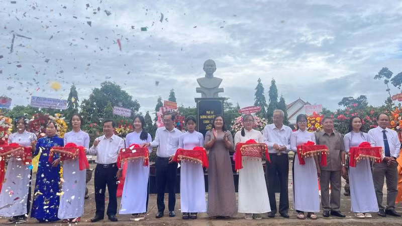 Lễ cắt băng khánh thành tượng nữ sĩ Sương Nguyệt Anh.
