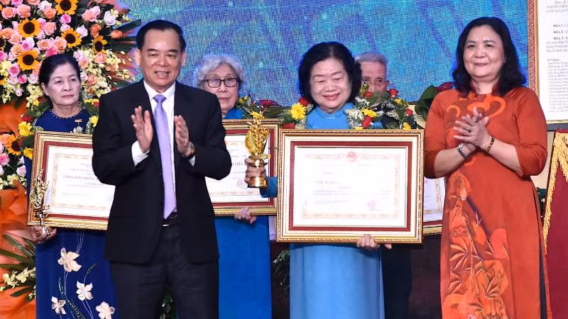 Lãnh đạo tỉnh Bến Tre trao danh hiệu "Công dân Đồng Khởi tiêu biểu" và "Công dân Đồng Khởi danh dự cho các cá nhân có thành tích xuất sắc. (Ảnh: HOÀNG TRUNG) Lãnh đạo tỉnh Bến Tre trao danh hiệu "Công dân Đồng Khởi tiêu biểu" và "Công dân Đồng Khởi danh dự cho các cá nhân có thành tích xuất sắc. (Ảnh: HOÀNG TRUNG)