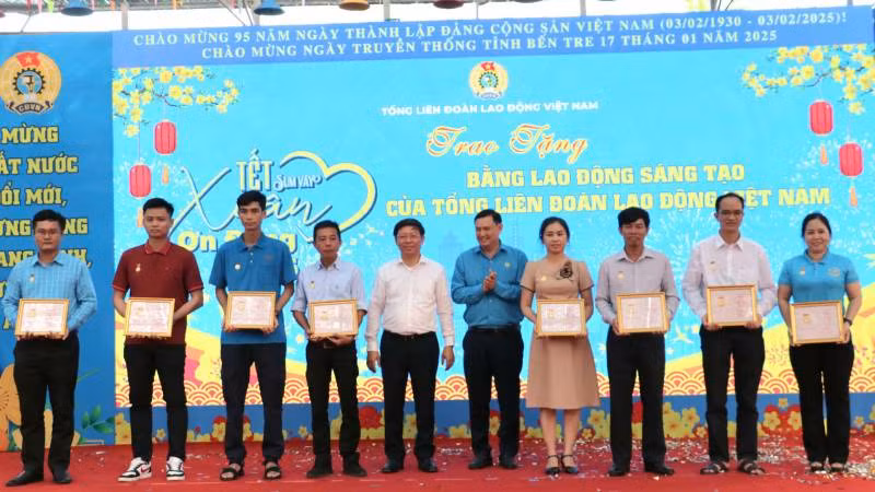 Lãnh đạo tỉnh Bến Tre trao bằng lao động sáng tạo của Tổng Liên đoàn Lao động Việt Nam cho các cá nhân. (Ảnh: HOÀNG TRUNG)