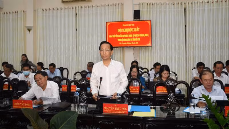 Lãnh đạo tỉnh Bến Tre phát biểu tại Hội nghị cho ý kiến về các Đề án hợp nhất, thành lập các cơ quan, đơn vị. (Ảnh: HOÀNG TRUNG)