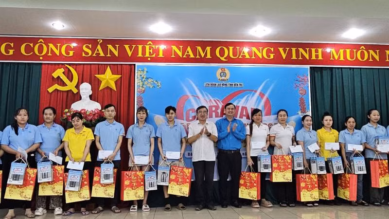 Lãnh đạo tỉnh Bến tre tặng quà cho người lao động có hoàn cảnh khó khăn tại Khu Công nghiệp Giao Long. (Ảnh: HOÀNG TRUNG)