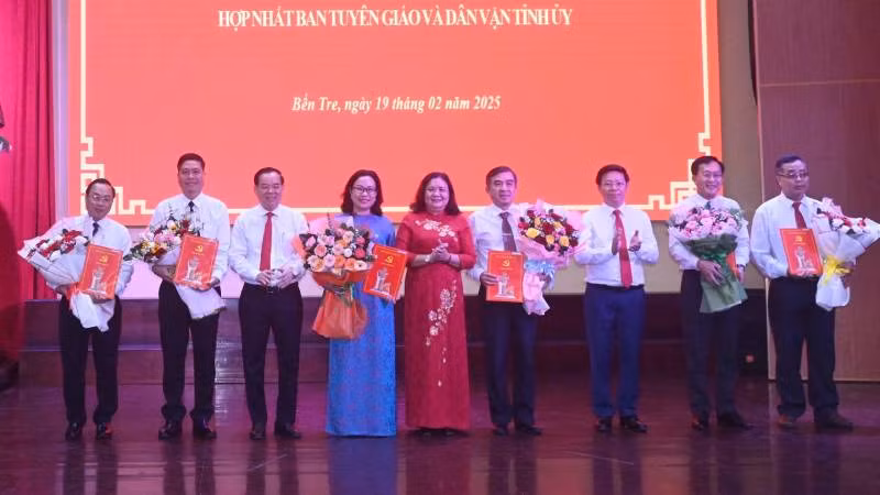 Lãnh đạo tỉnh Bến Tre trao Quyết định hợp nhất Ban Tuyên giáo và Ban Dân vận Tỉnh ủy Bến Tre thành Ban Tuyên giáo và Dân vận Tỉnh ủy Bến Tre. (Ảnh: HOÀNG TRUNG)