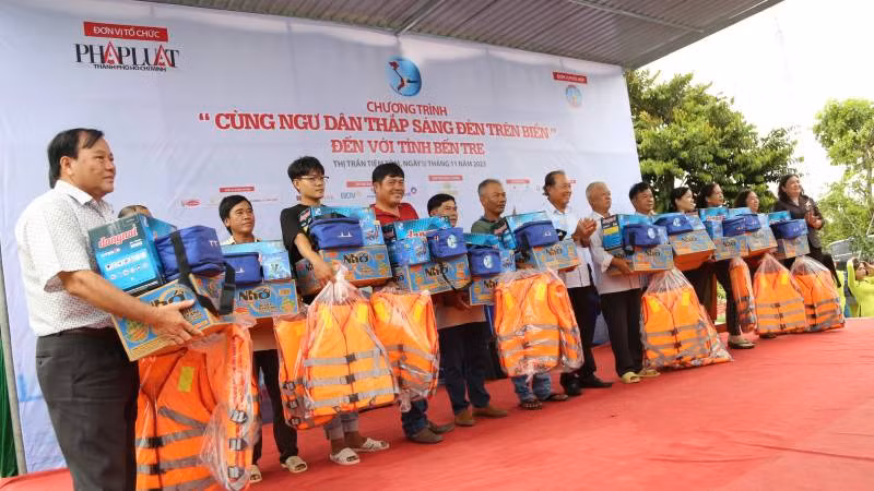 Tặng quà cho ngư dân trên địa bàn tỉnh Bến Tre.