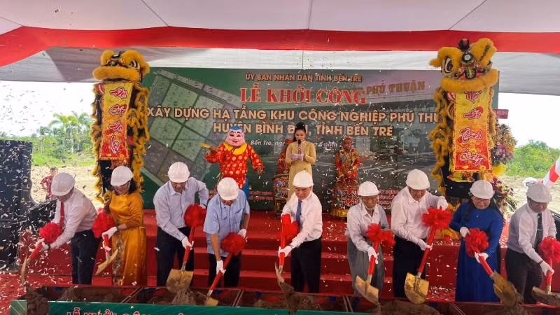 Đại biểu dự lễ thực hiện nghi thức khởi công xây dựng hạ tầng Khu công nghiệp Phú Thuận.