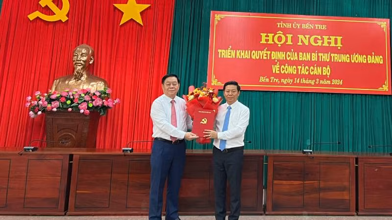 Đồng chí Nguyễn Trọng Nghĩa, Bí thư Trung ương Đảng, Trưởng Ban Tuyên giáo Trung ương trao quyết định cho đồng chí Trần Thanh Lâm giữ chức Phó Bí thư Tỉnh ủy Bến Tre.