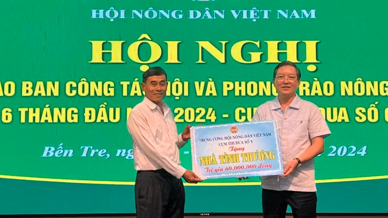 Trung ương Hội Nông dân Việt Nam trao 60 triệu đồng cho Hội Nông dân huyện Ba Tri, tỉnh Bến Tre để xây nhà tình thương cho hội viên nông dân gặp khó khăn. (Ảnh: HOÀNG TRUNG) Trung ương Hội Nông dân Việt Nam trao 60 triệu đồng cho Hội Nông dân huyện Ba Tri, tỉnh Bến Tre để xây nhà tình thương cho hội viên nông dân gặp khó khăn. (Ảnh: HOÀNG TRUNG)