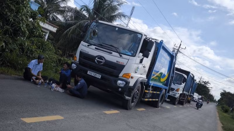 Xe chở rác xếp hàng chờ bên ngoài bãi rác An Hiệp. (Ảnh: HOÀNG TRUNG) Xe chở rác xếp hàng chờ bên ngoài bãi rác An Hiệp. (Ảnh: HOÀNG TRUNG)