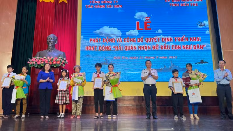 Đại biểu tham dự buổi lễ trao quyết định đỡ đầu 5 con em ngư dân.