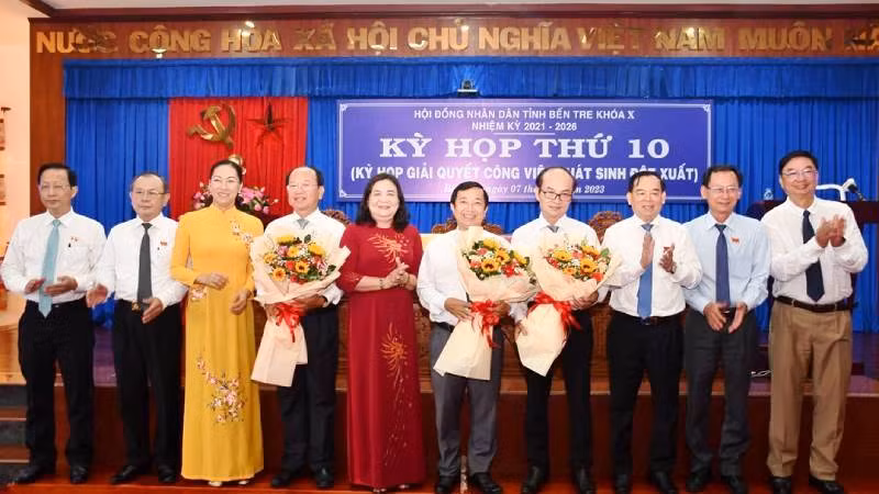 Đại biểu tham dự kỳ họp chúc mừng thành viên Ủy ban nhân dân tỉnh Bến Tre vừa được thông qua Nghị quyết bầu bổ sung. Đại biểu tham dự kỳ họp chúc mừng thành viên Ủy ban nhân dân tỉnh Bến Tre vừa được thông qua Nghị quyết bầu bổ sung.