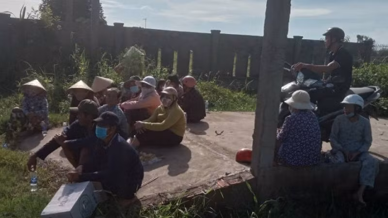 Người dân tập trung ngăn không cho xe vào bãi rác An Hiệp. (Ảnh: HOÀNG TRUNG) Người dân tập trung ngăn không cho xe vào bãi rác An Hiệp. (Ảnh: HOÀNG TRUNG)