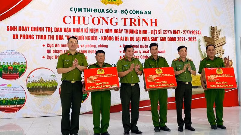 Đoàn công tác trao tặng máy tính cho 3 đơn vị Công an xã trên địa bàn huyện Giồng Trôm, tỉnh Bến Tre. (Ảnh: HOÀNG TRUNG) Đoàn công tác trao tặng máy tính cho 3 đơn vị Công an xã trên địa bàn huyện Giồng Trôm, tỉnh Bến Tre. (Ảnh: HOÀNG TRUNG)