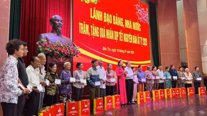 Phó Chủ tịch Quốc hội Nguyễn Đức Hải cùng lãnh đạo chính quyền địa phương trao quà Tết cho người nghèo tại tỉnh Bến Tre. (Ảnh: HOÀNG TRUNG)