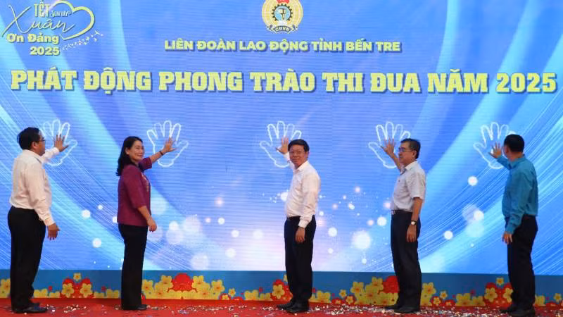 Liên đoàn Lao động tỉnh Bến Tre phát động phong trào thi đua năm 2025. (Ảnh: HOÀNG TRUNG)