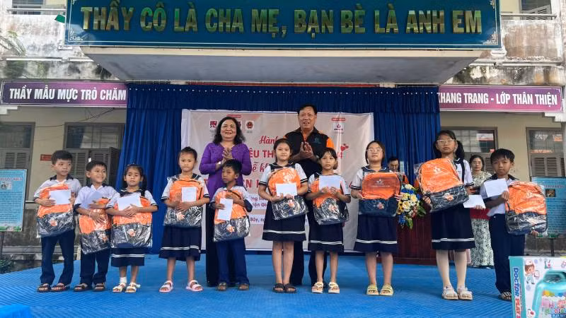 Tặng học bổng, quà cho học sinh có hoàn cảnh khó khăn tại huyện Giồng Trôm. (Ảnh: HOÀNG TRUNG) Tặng học bổng, quà cho học sinh có hoàn cảnh khó khăn tại huyện Giồng Trôm. (Ảnh: HOÀNG TRUNG)