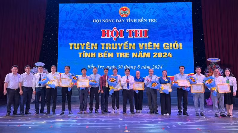 Ban tổ chức trao giải cho các đội tham gia Hội thi tuyên truyền viên giỏi. (Ảnh: HOÀNG TRUNG)