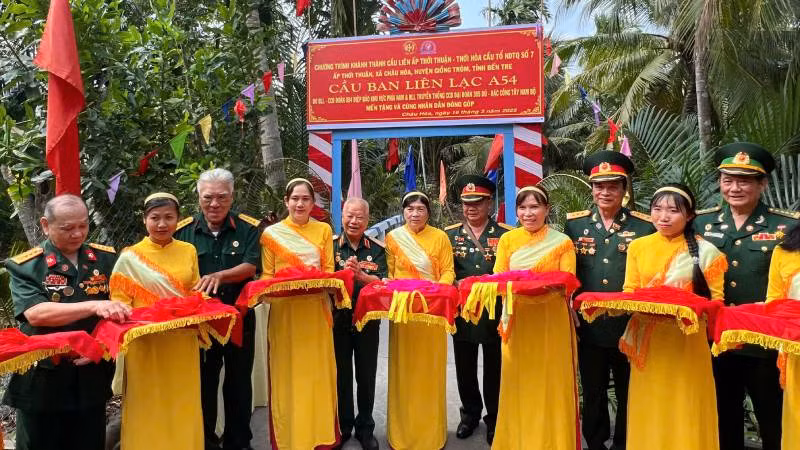 Đoàn thiện nguyện thực hiện nghi thức cắt băng khánh thành cầu nông thôn tại xã Châu Hòa (huyện Giồng Trôm, tỉnh Bến Tre).