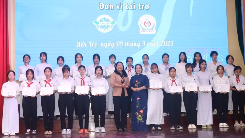 Trao học bổng Nguyễn Thị Định cho học sinh vượt khó, học giỏi
