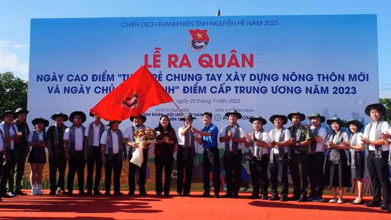 Phát động lễ ra quân Ngày cao điểm tình nguyện chung tay xây dựng nông thôn mới