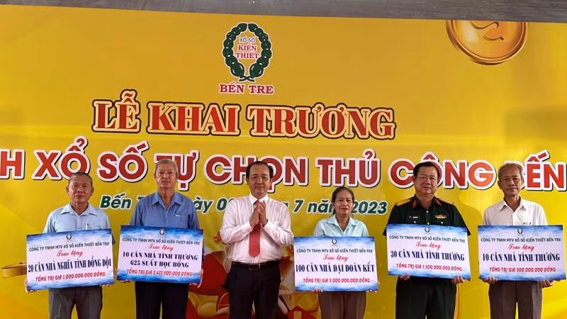 Trao bảng tượng trưng hỗ trợ thực hiện công tác an sinh xã hội năm 2023