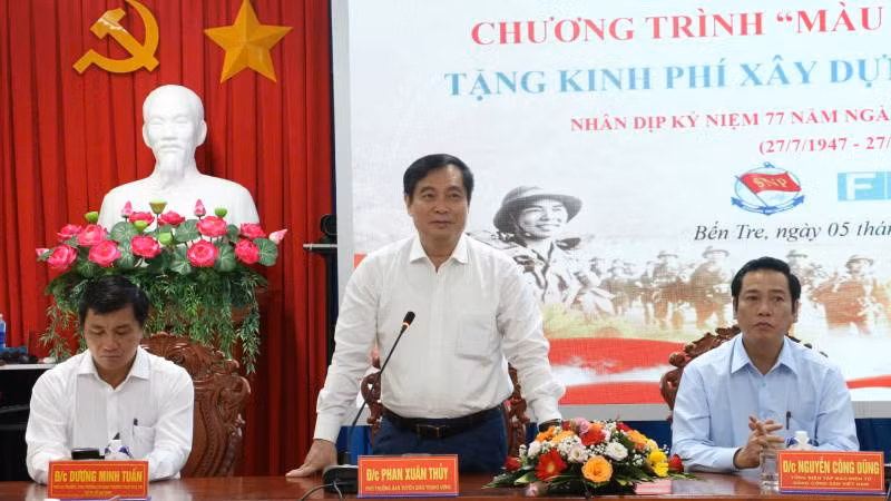 Đồng chí Phan Xuân Thủy phát biểu tại buổi trao kinh phí xây dựng nhà. (Ảnh: HOÀNG TRUNG)