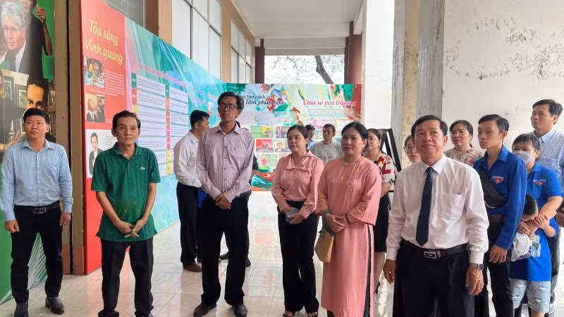 Lãnh đạo tham dự lễ cùng người dân tham quan khu triển lãm tranh của họa sĩ Đoàn Việt Tiến.
