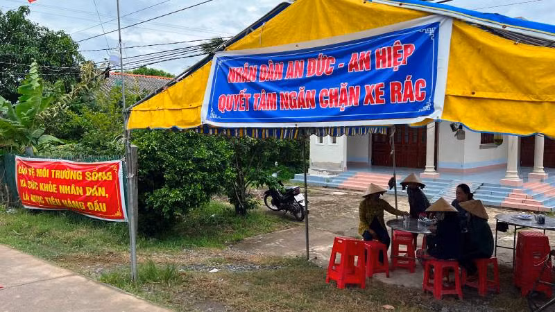 Người dân chặn xe chở rác vào bãi rác An Hiệp vì cho rằng bãi rác này gây ô nhiễm môi trường đã gây ra tình trạng dồn ứ rác tại trung tâm huyện Ba Tri và các xã lân cận. Người dân chặn xe chở rác vào bãi rác An Hiệp vì cho rằng bãi rác này gây ô nhiễm môi trường đã gây ra tình trạng dồn ứ rác tại trung tâm huyện Ba Tri và các xã lân cận.