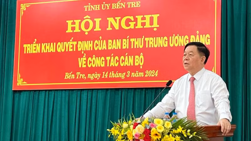 Đồng chí Nguyễn Trọng Nghĩa phát biểu giao nhiệm vụ cho đồng chí Trần Thanh Lâm.