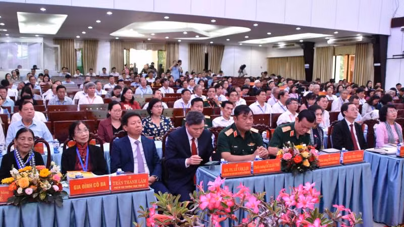 Đại biểu tham dự tại Hội thảo về cuộc đời và sự nghiệp đồng chí Nguyễn Thị Định. (Ảnh: HOÀNG TRUNG) Đại biểu tham dự tại Hội thảo về cuộc đời và sự nghiệp đồng chí Nguyễn Thị Định. (Ảnh: HOÀNG TRUNG)