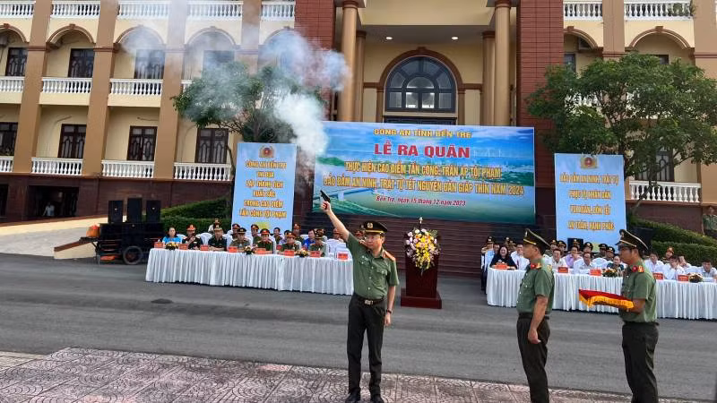 Đại tá Trương Sơn Lâm, Giám đốc Công an tỉnh Bến Tre bắn súng phát lệnh ra quân thực hiện cao điểm tấn công, trấn áp tội phạm.
