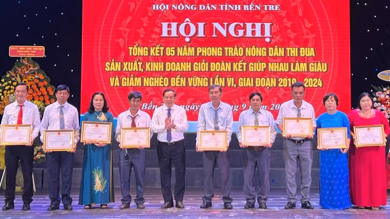 Chủ tịch Ủy ban nhân dân tỉnh Bến Tre Trần Ngọc Tam trao Bằng khen cho các cá nhân có thành tích xuất sắc trong phong trào nông dân sản xuất, kinh doanh giỏi. (Ảnh: HOÀNG TRUNG) Chủ tịch Ủy ban nhân dân tỉnh Bến Tre Trần Ngọc Tam trao Bằng khen cho các cá nhân có thành tích xuất sắc trong phong trào nông dân sản xuất, kinh doanh giỏi. (Ảnh: HOÀNG TRUNG)