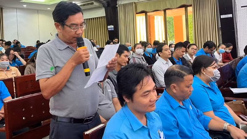 Đại diện người lao động phát biểu trong buổi đối thoại với lãnh đạo tỉnh Bến Tre. (Ảnh: HOÀNG TRUNG)