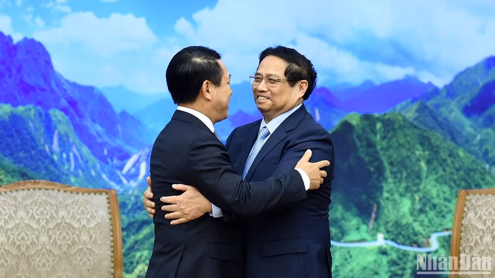 Thủ tướng Phạm Minh Chính đón Phó Thủ tướng, Bộ trưởng Ngoại giao Lào Saleumxay Kommasith.