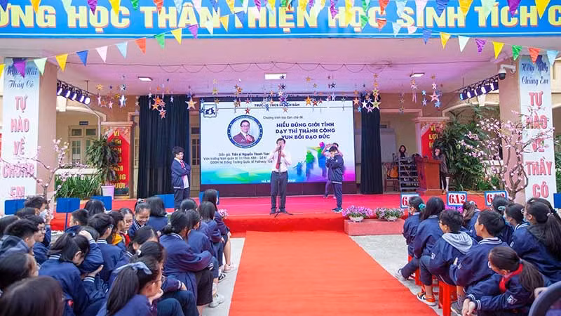 Trường trung học cơ sở Bế Văn Đàn (quận Đống Đa, Hà Nội) tổ chức chương trình tọa đàm trang bị kỹ năng cần thiết cho học sinh.