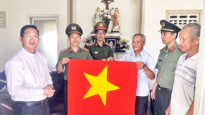 Công an tỉnh Đắk Nông tặng cờ Tổ quốc cho các cơ sở tôn giáo trên địa bàn.
