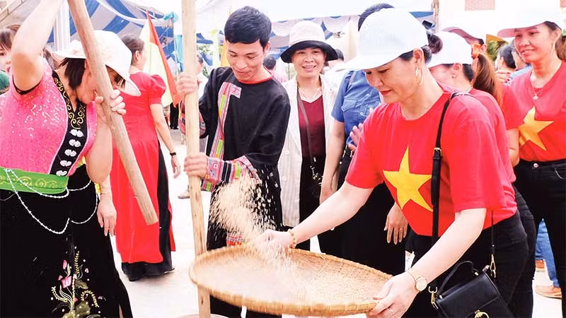 Du khách trải nghiệm nét đẹp văn hóa của người Xê Tiêng - giã gạo nuôi quân.