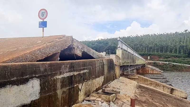 Hồ chứa nước Đắk N'Ting (xã Quảng Sơn, huyện Đăk Glong, tỉnh Đắk Nông) bị khối trượt xô đẩy làm thân đập bị nứt, có nguy cơ vỡ.