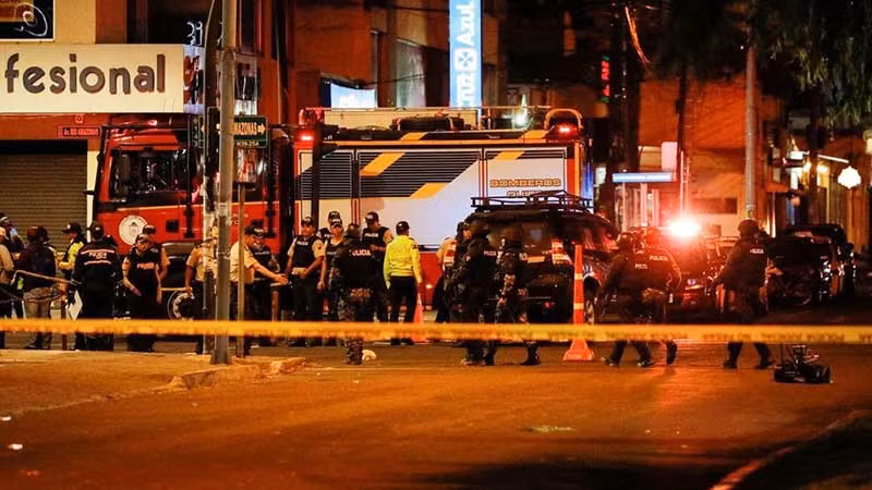 Cảnh sát phong tỏa hiện trường vụ ám sát ứng cử viên tổng thống Ecuador. (Ảnh REUTERS)