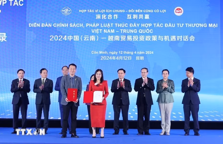 Chủ tịch Quốc hội Vương Đình Huệ chứng kiến doanh nghiệp hai nước trao đổi Biên bản ghi nhớ hợp tác. Ảnh: TTXVN.
