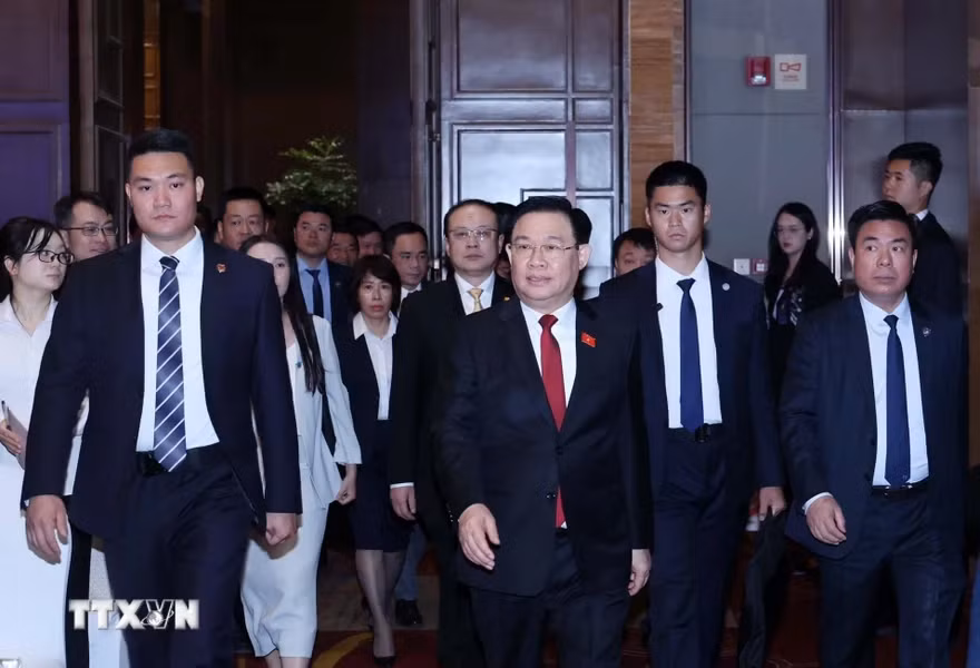 Tiếp tục chương trình thăm chính thức Trung Quốc, sáng 12/4, tại thành phố Côn Minh, tỉnh Vân Nam, Chủ tịch Quốc hội Vương Đình Huệ dự và phát biểu tại Diễn đàn chính sách, pháp luật thúc đẩy hợp tác đầu tư thương mại Việt Nam-Trung Quốc. Ảnh: TTXVN.